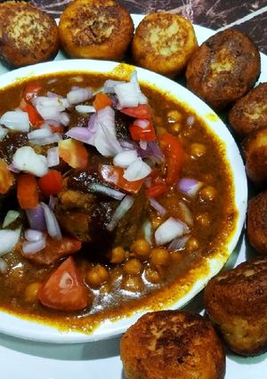 आलू टिक्की छोले चाट (Aloo Tikki Chhole Chaat Recipe in Hindi) रेसिपी मुख्य फोटो