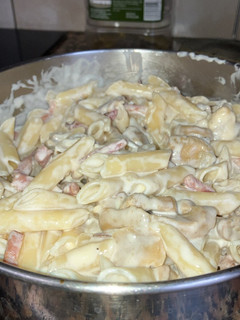 Una foto de Macarrones con nata, bacon, queso y champiñones