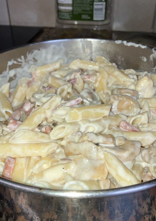 Una foto de Macarrones con nata, bacon, queso y champiñones