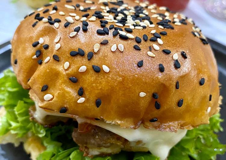 Langkah Mudah untuk Menyiapkan Cheesy Beef Burger Anti Gagal