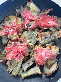 Una foto de Flores de alcachofas con jamón ibérico, piñones, pistachos 😜😜😜😜