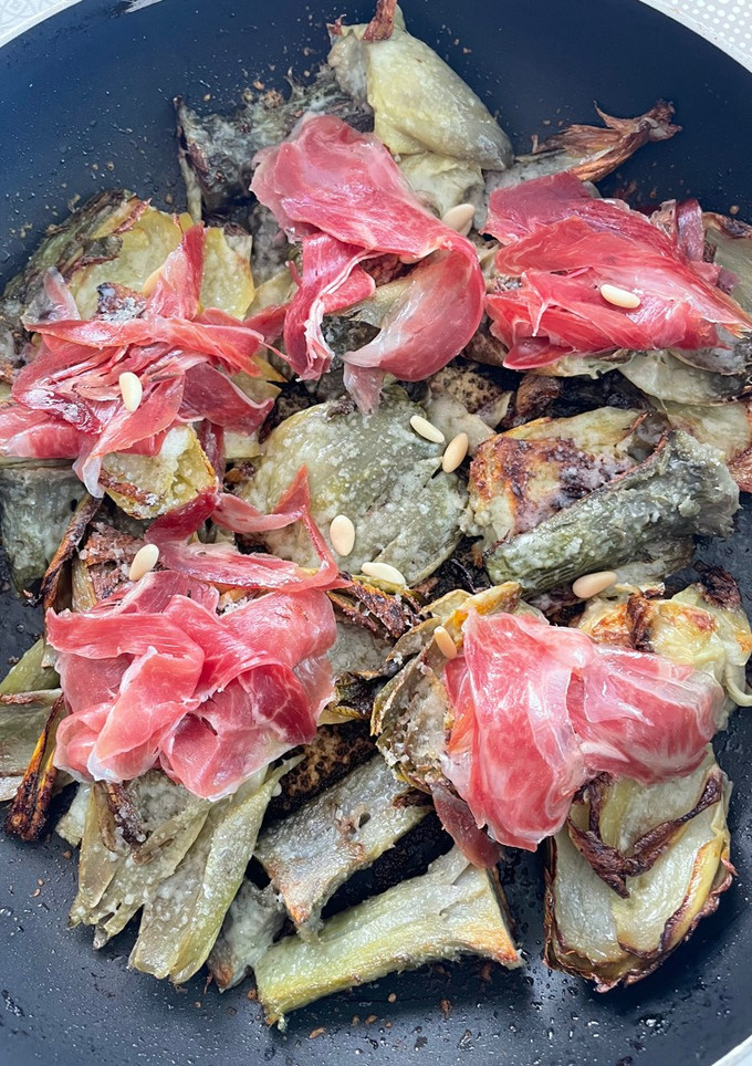 Una foto de Flores de alcachofas con jamón ibérico, piñones, pistachos 😜😜😜😜