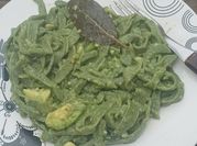 Una foto de tallarines con palta