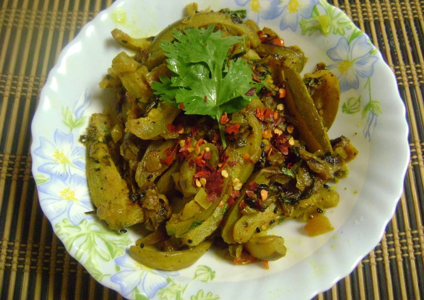 Aam diye Potoler Er Chorchori (Parwal / Pointed Gourd Curry with Raw Mango - Bengali Style)