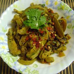 A picture of Aam diye Potoler Er Chorchori (Parwal / Pointed Gourd Curry with Raw Mango - Bengali Style).