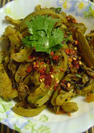 A picture of Aam diye Potoler Er Chorchori (Parwal / Pointed Gourd Curry with Raw Mango - Bengali Style).