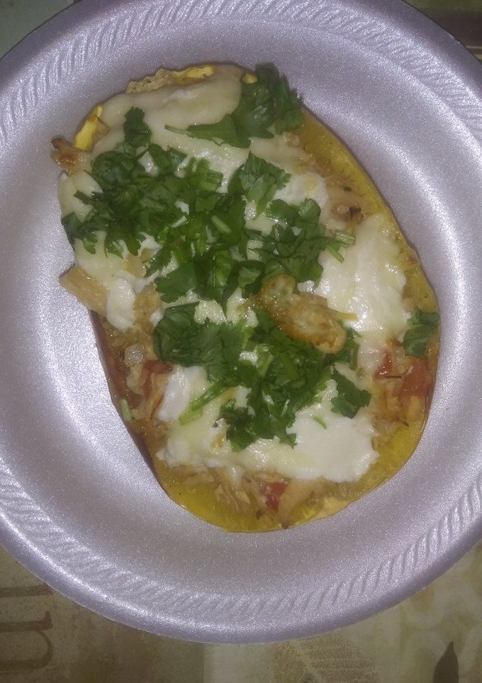 Una foto de Spaghetti squash relleno de pollo