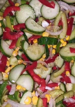 Фото Салат на зиму с огурцами, перцем и кукурузой 🥒.