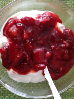 Una foto de Yogur con fresas confitadas