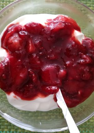 Una foto de Yogur con fresas confitadas