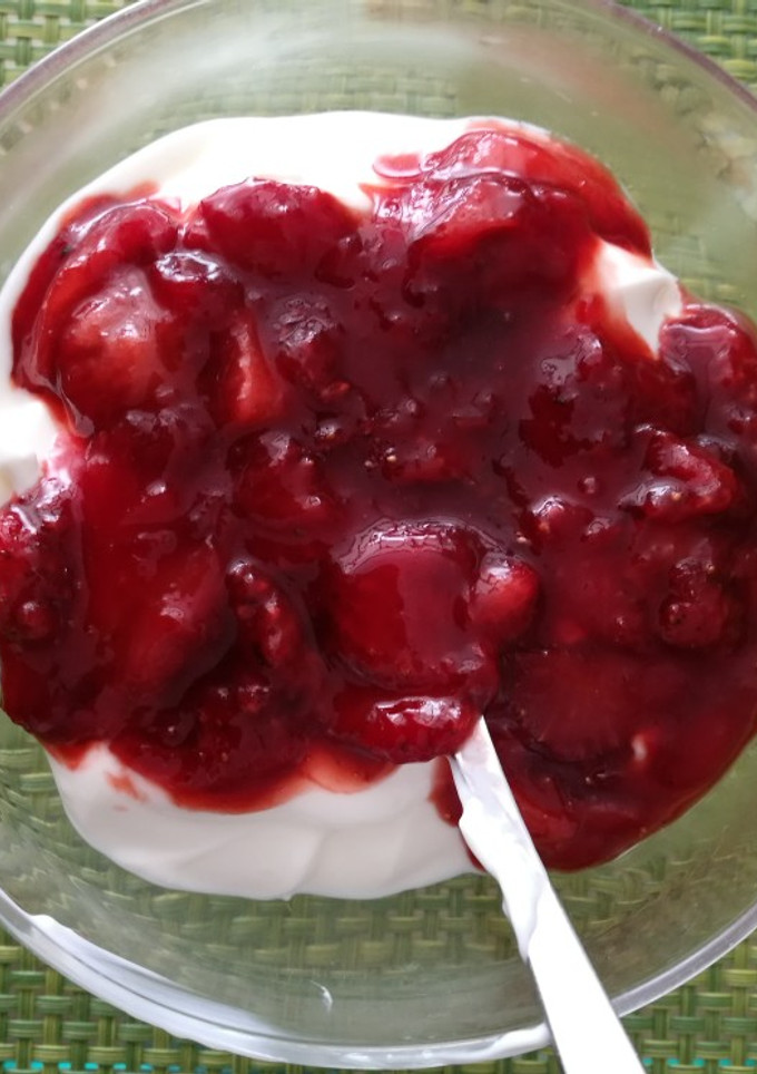 Una foto de Yogur con fresas confitadas