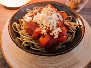 Una foto de fideos coreanos