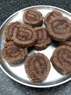 चॉकलेट स्विस रोल रेसिपी मुख्य फोटो