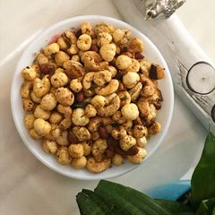 A picture of Rosted makhana.