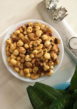 A picture of Rosted makhana.