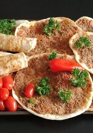A picture of Lebanese_flat_bread_with_meat#Safiha.