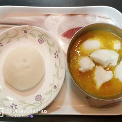 A picture of Idli Sambhar.