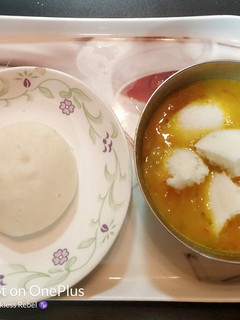A picture of Idli Sambhar.