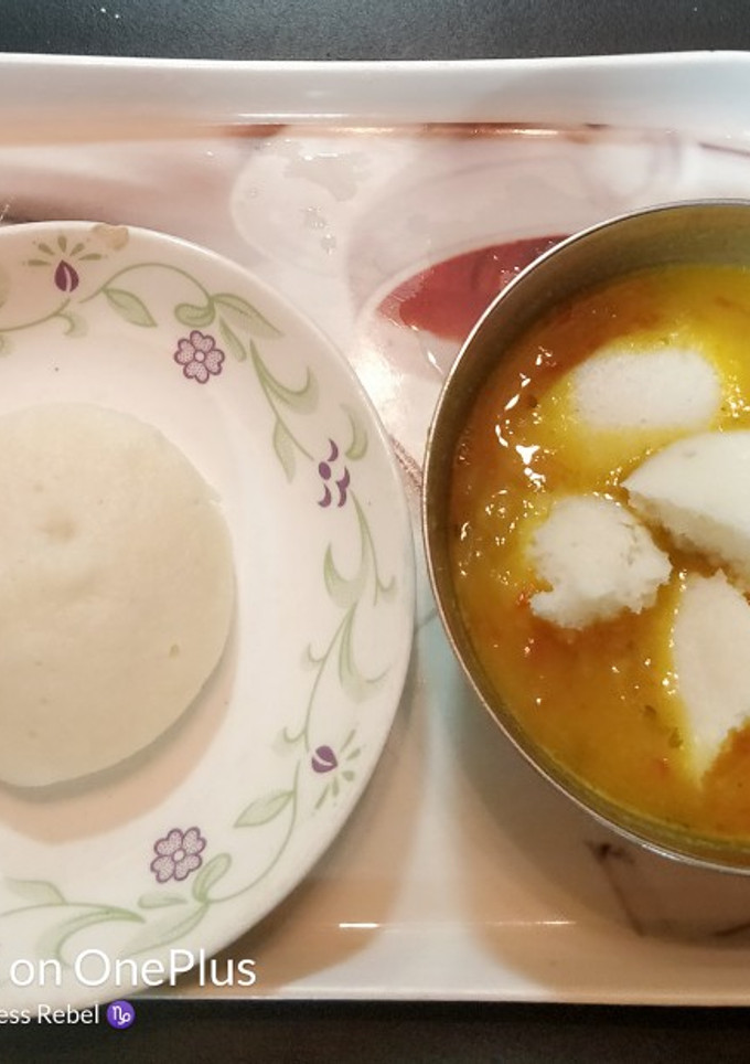 A picture of Idli Sambhar.