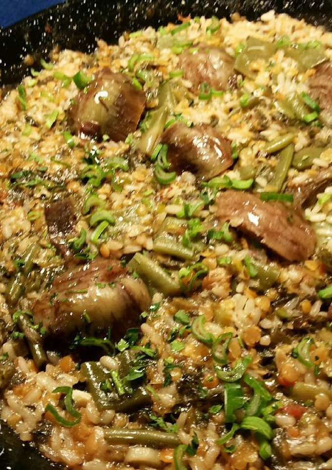 Una foto de Arroz con lentejas amarillas, malvas y alcachofas