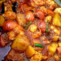 A picture of King Prawn bhuna with potato.