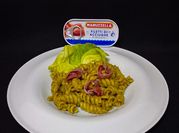 Una foto di pasta pomodori secchi alici