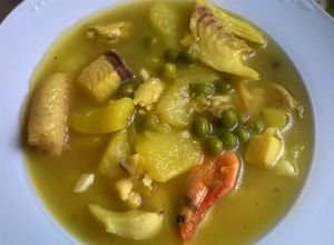 Una foto de Guiso de pescado con patatas y guisantes (abadejo)