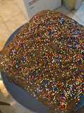 Pastel de chocolate relleno de dulce de leche y ganache de chocolate con sprinkles
