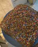 Pastel de chocolate relleno de dulce de leche y ganache de chocolate con sprinkles