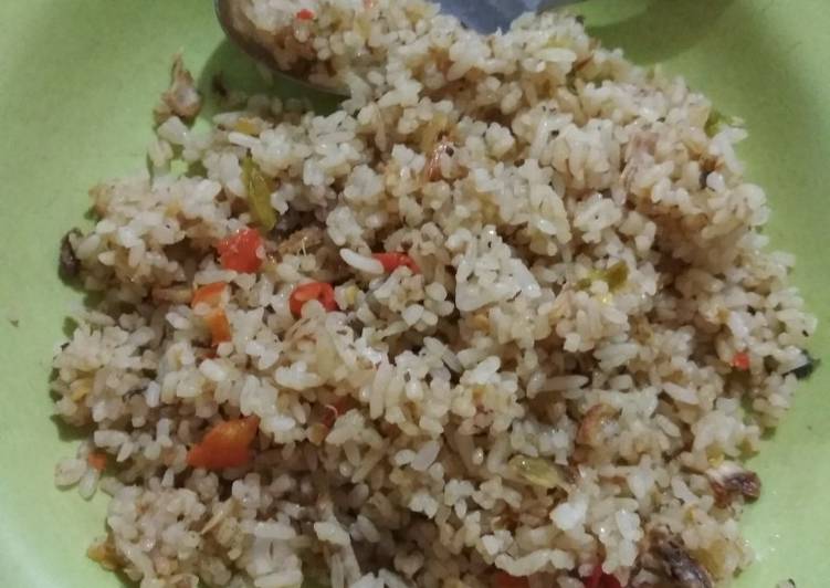 Langkah Mudah untuk Menyiapkan Nasi goreng cakalang pedas Anti Gagal