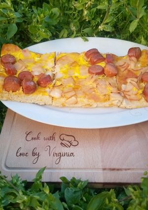 O poză a rețetei Pizza cu șuncă crenvurști și ou.