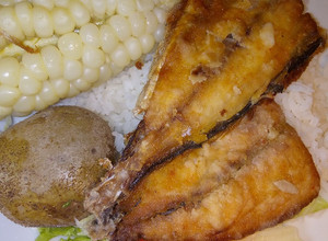 Una foto de Pescadito jurel frito acompañado