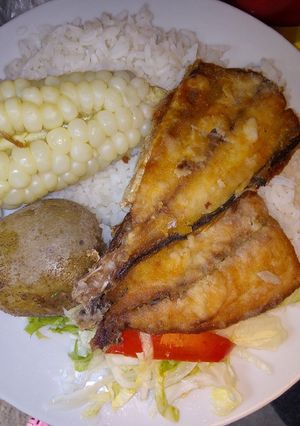 Una foto de Pescadito jurel frito acompañado