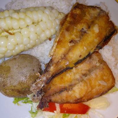 Pescadito jurel frito acompañado Receta de Mercedes Huaman Flores- Cookpad