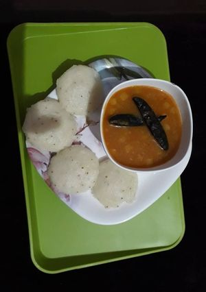 इडली सम्भार के साथ (Idlii with smbhar recipe in hindi) रेसिपी मुख्य फोटो