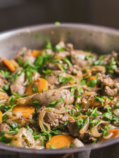 A picture of Chicken liver with onions and carrot.
