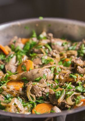 A picture of Chicken liver with onions and carrot.