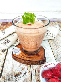 Foto resep 390. Jus Stroberi Seledri (Strawberry Celery Juice)