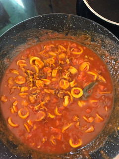 Una foto de Calamares en salsa