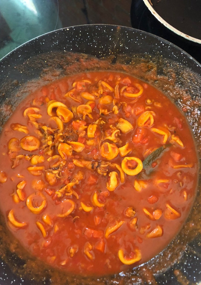 Una foto de Calamares en salsa