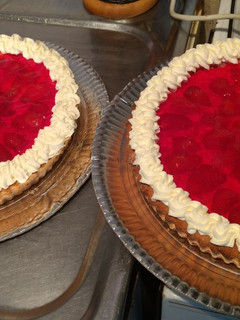 Una foto de Tarta de frutilla con crema y gelatina