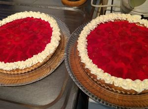 Una foto de Tarta de frutilla con crema y gelatina