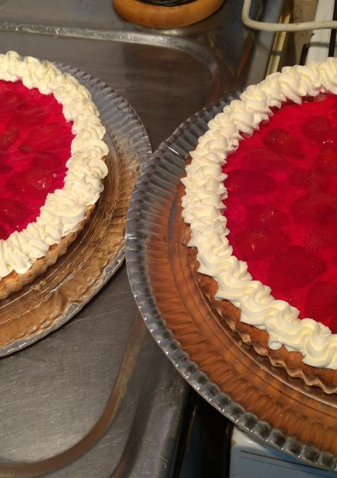 Una foto de Tarta de frutilla con crema y gelatina