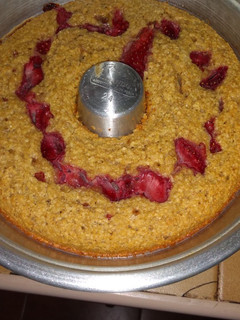 Una foto de Budín de avena y frutillas