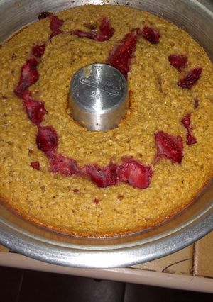 Una foto de Budín de avena y frutillas