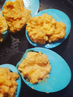 Una foto de Huevos de color rellenos 😜