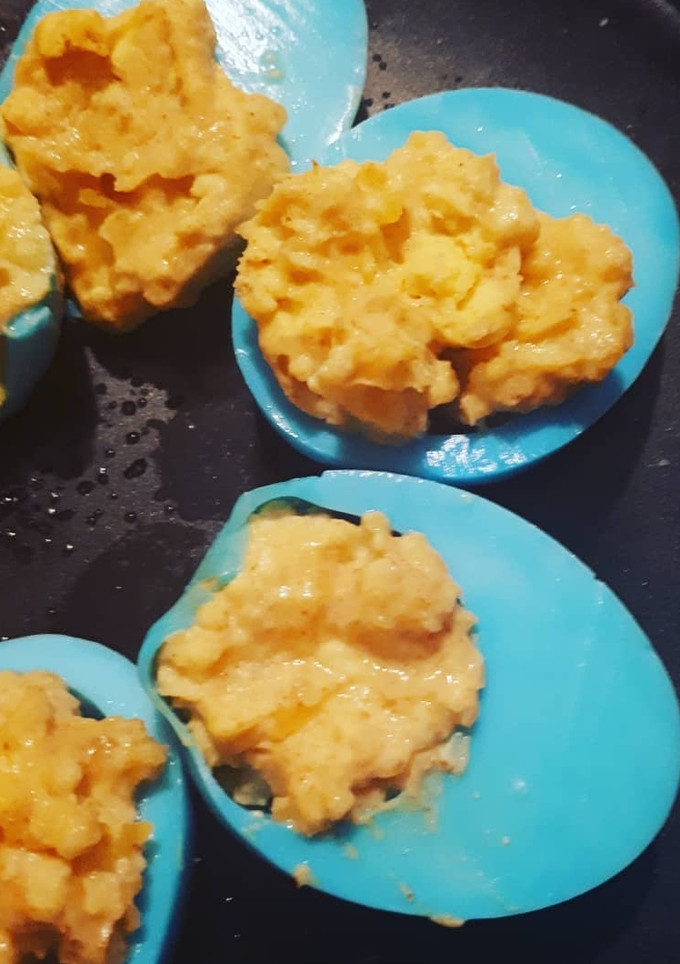 Una foto de Huevos de color rellenos 😜