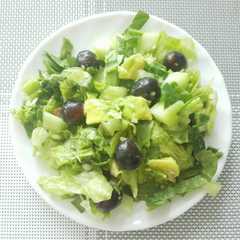 Una foto de Ensalada con Uvas, Aguacate y Nueces