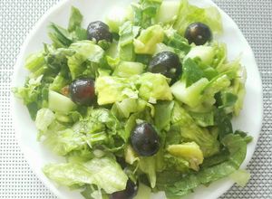 Una foto de Ensalada con Uvas, Aguacate y Nueces