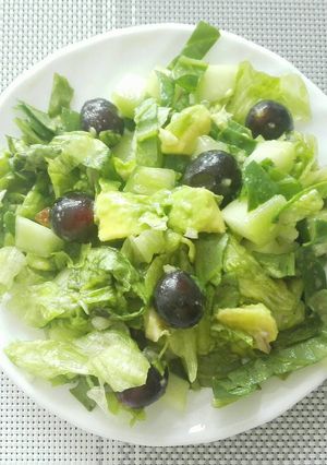 Una foto de Ensalada con Uvas, Aguacate y Nueces